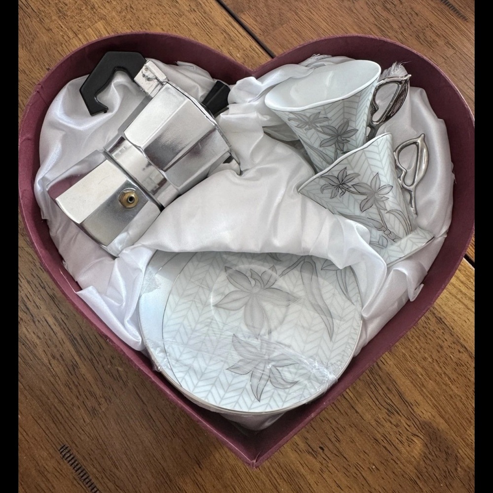 T Limoges Espresso Set For 2 Lorren Home Trends in Heart Box.